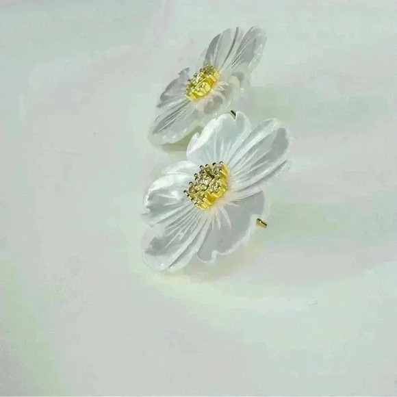 Hawaii Flower and 18K Gold Earrings - Picture 3 of 8